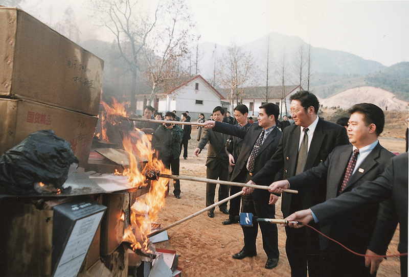 1999年12月15日，Z6尊龙官方网站集团董事长王振滔在杭州火烧假冒温州鞋，洗雪温州多年耻辱。_副本.jpg